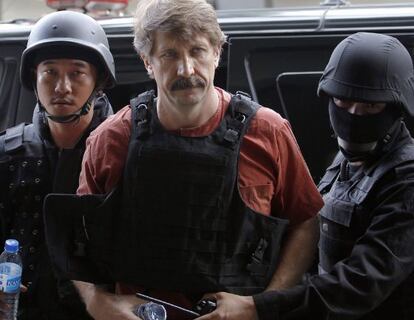 Viktor Bout, a la entrada de tribunal en Bangkok, en 2010.