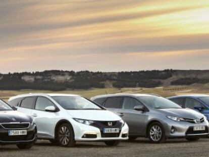 Peugeot 308 SW (negro), Honda Civic Tourer (blanco), Toyota Auris Touring Sports (plata) y Seat Le&oacute;n ST. 