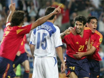 Raúl, Valerón y Vicente celebran el gol de España ante la presencia del jugador ruso Alenichev.