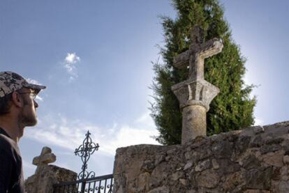 La cruz gótica del cementerio de Redueña, cuyos habitantes protegen con celo ante el riesgo de que pueda ser robada.