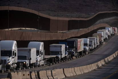 Camiones mexicanos hacen cola junto al muro fronterizo antes de cruzar al puerto comercial de Otay, en Baja California (EE UU), el 22 de enero.