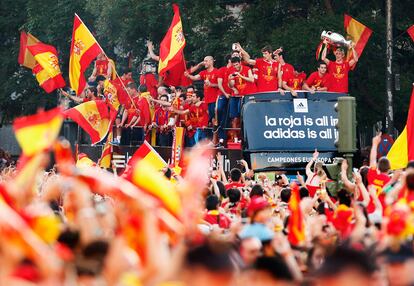 Los jugadores de La Roja, en el autobús camino de la plaz de la Cibeles.