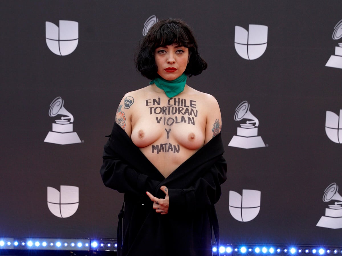 Quién es Mon Laferte, la cantante del toples protesta en los Grammy Latinos  | Famosos | S Moda | EL PAÍS