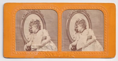 Tarjeta estereoscópica (en la que las imágenes se funden en una tridimensional con unas lentes especiales) con retrato de mujer, de autor desconocido, en torno a 1860.