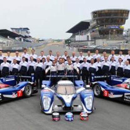 El equipo oficial de Peugeot, en el circuito de Le Mans.