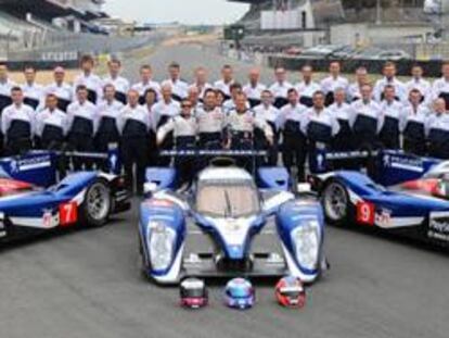 El equipo oficial de Peugeot, en el circuito de Le Mans.