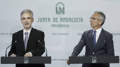 El consejero de Salud y el portavoz del Gobierno, tras un Consejo de Gobierno.