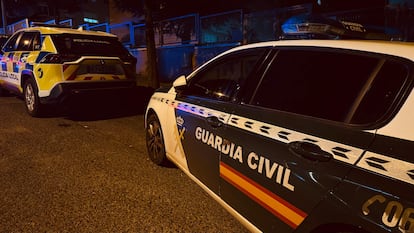 Dos patrullas de la Guardia Civil, frente al domicilio en el que han ocurrido los hechos en Colmenar Viejo.