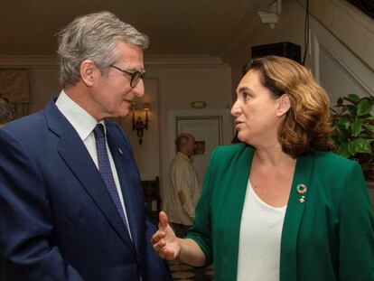 Ada Colau parla amb l'ambaixador d'Espanya a les Nacions Unides, Santiago Cabanas, a Nova York.