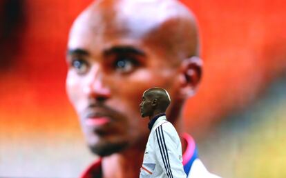 Mo Farah recibe la medalla de oro de 5.000 metros, el segundo en esta competición tras Daegu 2011.