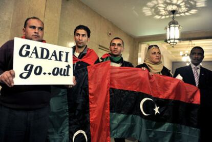 Una delegación de los sublevados libios reclama la salida de Gadafi en el edificio de la Liga Árabe en El Cairo.