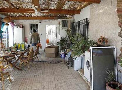 Vista de la parte trasera de la vivienda de Coín (Málaga) donde se ha producido el primer crimen machista de 2008.
