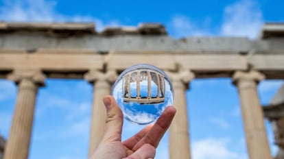 Las ruinas de la Acrópolis de Atenas reflejadas en una bola de cristal.