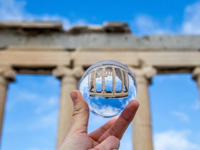 Las ruinas de la Acrópolis de Atenas reflejadas en una bola de cristal.