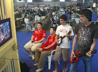 Un grupo de jóvenes practican con el juego <b><i>Guitar Hero,</b></i> el pasado viernes, en la Euskal Encounter.