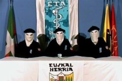 Foto de archivo de un comunicado de miembros de ETA encapuchados.