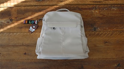 mochila antirrobo femenina con diseño atractivo y moderno.