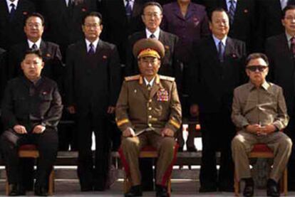 Kim Jong-un, a la izquierda, en una foto oficial.