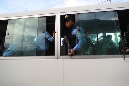 Policías armados viajaban al interior del camión que trasladó a las presas.