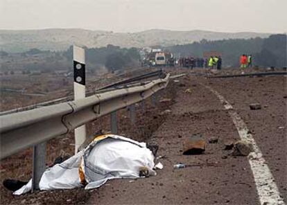 El cuerpo de uno de los fallecidos en el accidente de Barracas (Castellón) al explotar un camión.