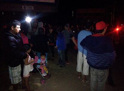 Vecinos de Iquique abandonan sus casas y esperan en las calles a oscuras.