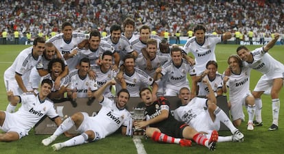 Supercopa de España: Real Madrid, 2 - Barcelona, 1: Los jugadores del Madrid posan con el trofeo de campeones.