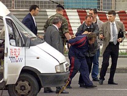 Fuerzas de seguridad rusas detienen al individuo que amenazaba con volar el edificio de la KGB en Moscú.