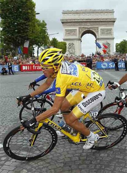 Contador, en su paso frente al arco del triunfo