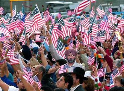 Miembros de diversas comunidades de EE UU participan en un acto en Los Ángeles de homenaje a las víctimas del 11-S.