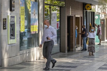 Oficinas de Bankia y La Caixa en la calle Rees Católicos, Sevilla.