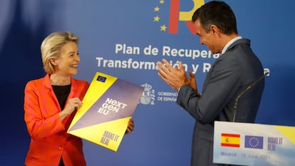 La presidenta de la Comisión Europea, Ursula von der Leyen, y el presidente español, Pedro Sánchez, en junio.