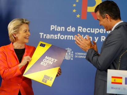 La presidenta de la Comisión Europea, Ursula von der Leyen, y el presidente español, Pedro Sánchez, en junio.