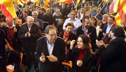 Inés Arrimadas junto al catedrático Francesc de Carreras en el acto de Ciudadanos.