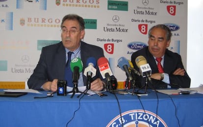 El presidente del Tizona Burgos, Miguel Ángel Benavente (a la izquerda), y el vicepresidente, Fernando Andrés, en la rueda de prensa del club.