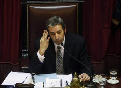 El presidente del Senado y vicepresidente del Gobierno, Julio Cobos, en el momento de anunciar su voto en contra la ley de los aranceles.