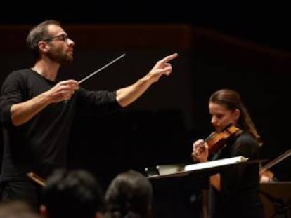 Dima Slobodeniouk y Baiba Skride en un ensayo en A Coru&ntilde;a.