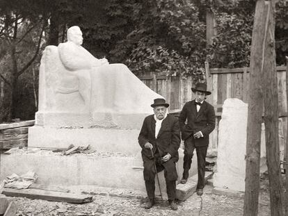 El escultor Victorio Macho (derecha) y Galdós, tras el traslado al parque del Retiro del monumento dedicado al escritor, en 1919.