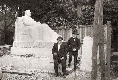 El escultor Victorio Macho (derecha) y Galdós, tras el traslado al parque del Retiro del monumento dedicado al escritor, en 1919.