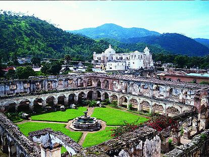 Ruinas del claustro dieciochesco del convento de Santa Clara, en Antigua (también llamada La Antigua Guatemala), con la iglesia de San Francisco el Grande al fondo.