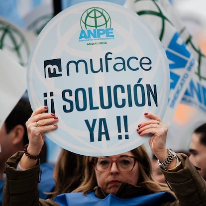 Varias personas durante una concentración, frente a la sede central de MUFACE, a 22 de enero de 2025, en Madrid (España). La Plataforma Intersindical frente al Colapso Sanitario, formada por los sindicatos USO, ANPE, FEDECA, SIAT, SPP, SUP UFP y USIE, ha convocado a los funcionarios afectados por la crisis de MUFACE para exigir al Gobierno y a las aseguradoras que asuman su responsabilidad y soluciones inmediatas.
22 ENERO 2025;CONCENTRACIÓN;MANI;FUNCIONARIOS;SINDICATOS;SALUD;
Mateo Lanzuela / Europa Press
22/01/2025