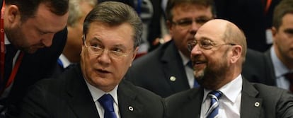 Victor Yanukovich junto al presidente del Parlamento Europeo. 