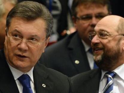 Victor Yanukovich junto al presidente del Parlamento Europeo. 