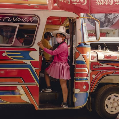 Una de las integrantes del colectivo ImillaSkate se pasea por primera vez vestida de cholita por el mercado popular de La Cancha en un acto de empoderamiento.