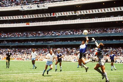 Partido de cuartos de final del Mundial de Fútbol de México 86. Argentina 2-Inglaterra 1. En la foto, Maradona marca el gol conocido como "la mano de Dios" por haberlo conseguido con esa parte del cuerpo. Así batió al portero inglés Peter Shilton.