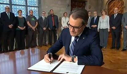 Artur Mas signs the decree on Saturday morning.