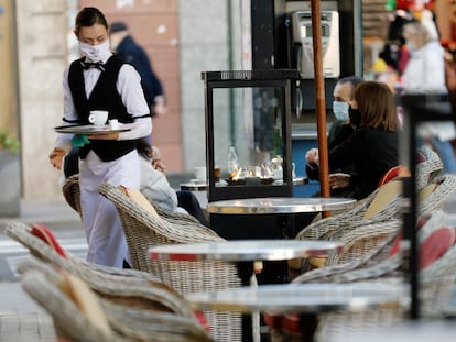 Una camarera atiende en una terraza de Valencia, este domingo.