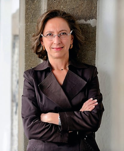 <strong>La directora del Acervo Histórico Diplomático descubrió las cartas que miles de republicanos españoles enviaron solicitando asilo a México. </strong></p><p>Por<strong> Bernardo Marín</strong></p><p>La gran pasión de Mercedes de Vega (Ciudad de México, 1956) le esperaba entre papeles polvorientos. De niña quiso ser bailarina. O pintora, o música, o poeta. Pero como decidió que no tenía suficientes habilidades artísticas se puso a estudiar Filosofía, se doctoró en Historia y la vida la llevó a encargarse del archivo del Estado de Zacatecas. Y entonces descubrió que lo suyo era armar rompecabezas. Husmear entre legajos, recomponer con ellos los acontecimientos dejados por el tiempo. Sentir la historia entre sus manos. Emocionarse al examinar, por ejemplo, el Tratado de Guadalupe Hidalgo, con el que su país cedió la mitad de su territorio a Estados Unidos. De Vega es ahora responsable del Acervo Histórico Diplomático, donde en los últimos meses se ha desenterrado un tesoro: las cartas que miles de republicanos españoles huidos tras la Guerra Civil enviaron a las embajadas mexicanas en París y en Lisboa para pedir ser acogidos como refugiados. “Los seres humanos vivimos en el corazón de una máquina del tiempo y simultáneamente somos pasado, presente y futuro. De manera que la historia siempre está aquí, aunque la neguemos”.</p><hr /><p><strong>Bernardo Marín es corresponsal de EL PAÍS en México.<strong></p>