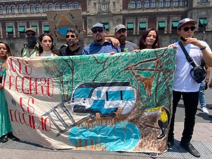 Integrantes del movimiento 'Sélvame del Tren' se manifiestan contra el Tren Maya frente a Palacio Nacional, este lunes.