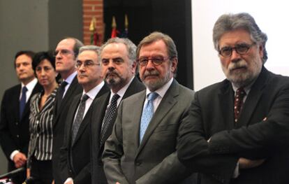 En primer plano, Joaquín Estefanía, Juan Luís Cebrián, Ignacio Polanco, el decano de la UAM, José Marías Sanz y el ministro de Educación, Ángel Gabilondo.