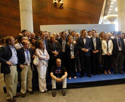 Basagoiti y Rajoy (tercero y cuarto por la derecha), junto a otros dirigentes en la clausura del congreso de 2008.